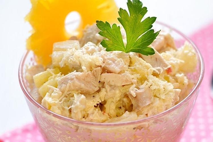 Салат с курицей и ананасами - рецепты