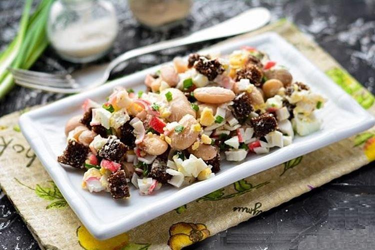 Салат с крабовыми палочками и фасолью - Салаты с майонезом на Новый год 2021 рецепты