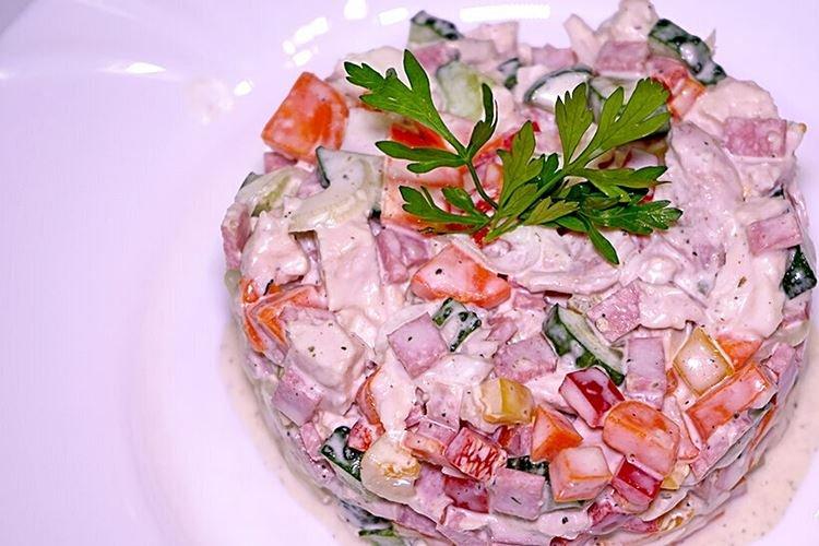 Салат с курицей и колбасой - Салаты с майонезом на Новый год 2021 рецепты