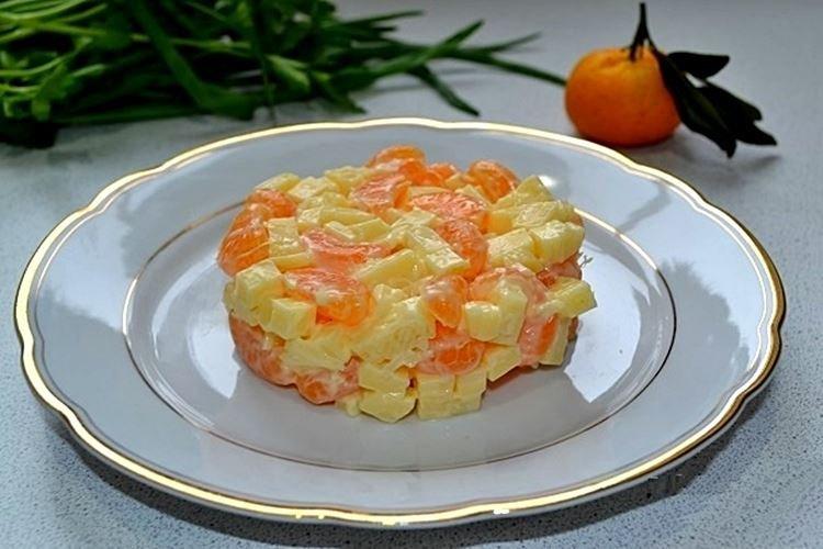 Чесночный салат с мандаринами - Салаты с майонезом на Новый год 2021 рецепты