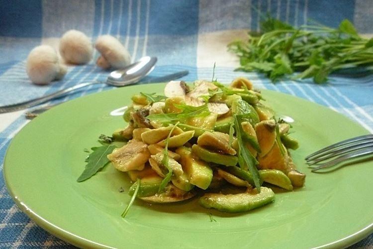 Салат с шампиньонами и авокадо - рецепты