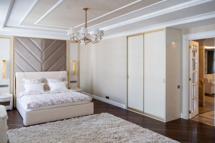 Шкаф купе в классическом стиле для спальни