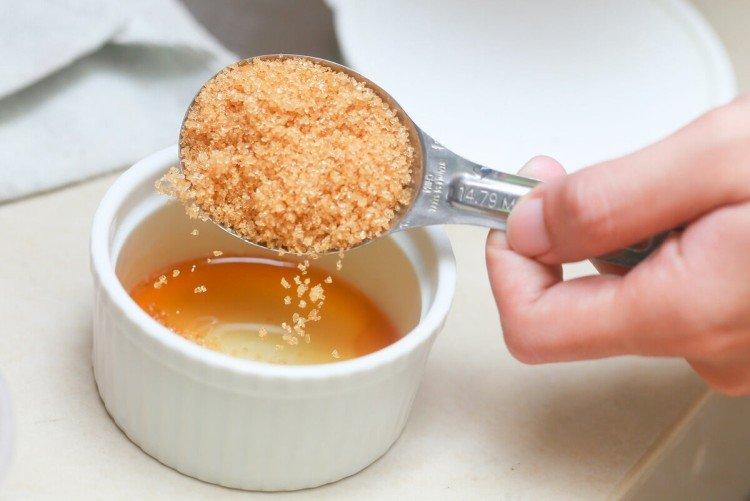 Питательный скраб для кожи головы с медом и сахаром в домашних условиях