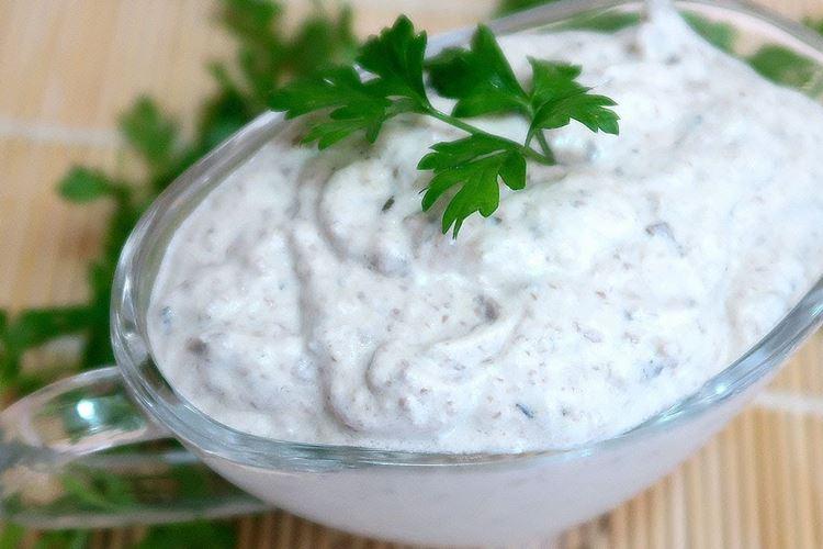 10 рецептов вкусного сметанного соуса к салатам, мясу, гарнирам и не только