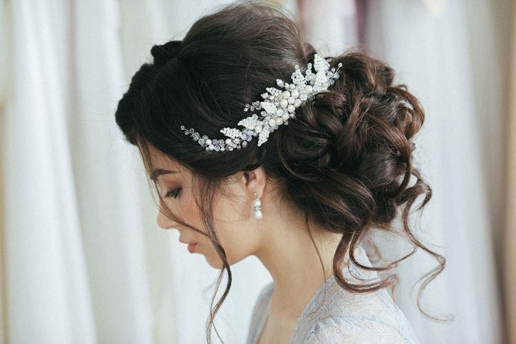 Пучок с асимметричной заколкой - Свадебные прически на длинные волосы