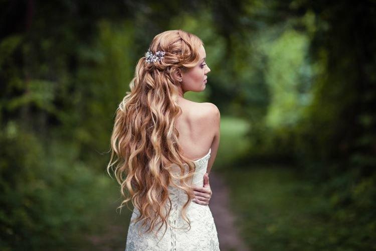 Романтичная небрежность - Свадебные прически на длинные волосы