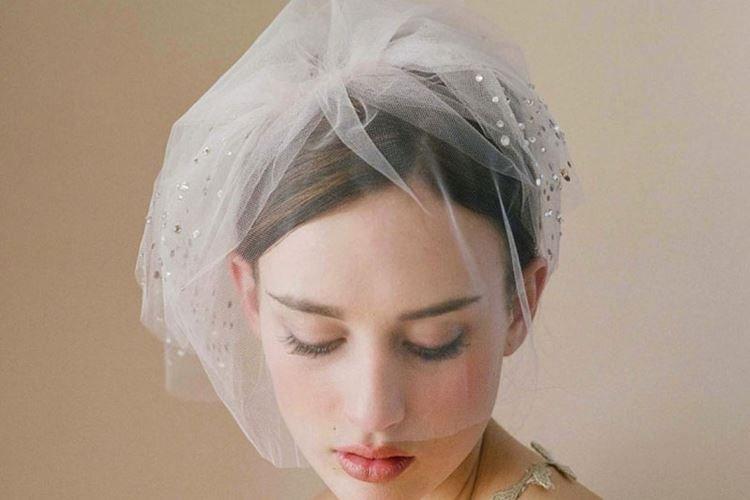 Прическа с короткой фатой - Свадебные прически на короткие волосы