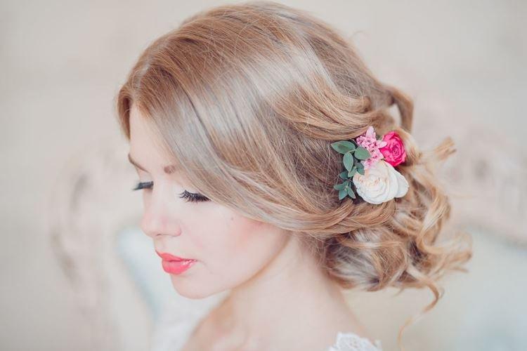 Цветочная романтика - Свадебные прически на средние волосы