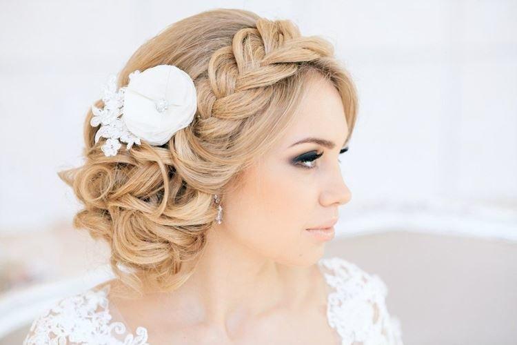 Прическа с косой вместо диадемы - Свадебные прически на средние волосы