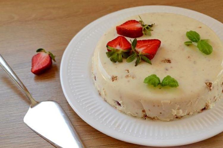 Сметанный торт-желе с печеньем и ягодами без выпечки - рецепты