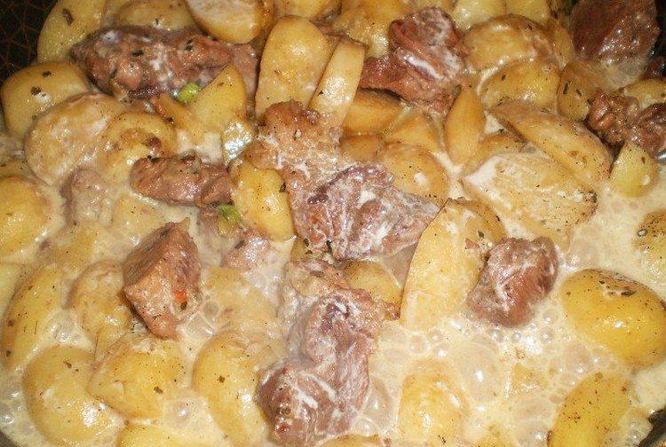 Тушеный в сливках картофель со свининой - рецепты пошагово