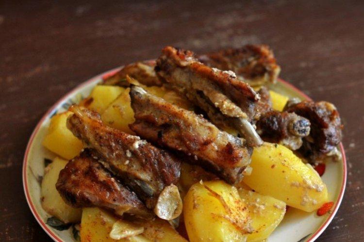 Свиные ребрышки тушеные с картофелем - рецепты пошагово
