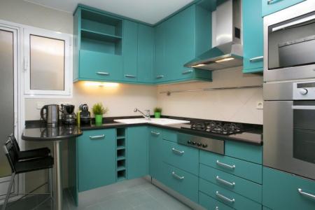 Кухонный гарнитур бирюзового цвета в интерьере