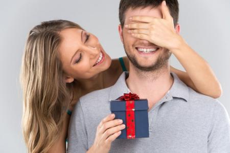 Что подарить мужчине на День рождения: 50+ лучших идей подарков