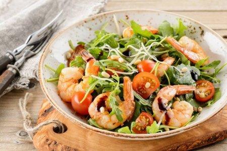 20 вкусных салатов с креветками, которые украсят любой стол