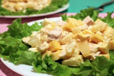 20 салатов с копченой курицей, которые выручат в любой ситуации