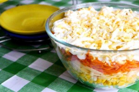 Слоеный салат из моркови и курицы