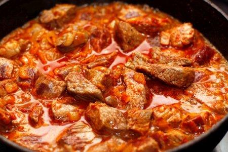Свиная рулька в томатном соусе