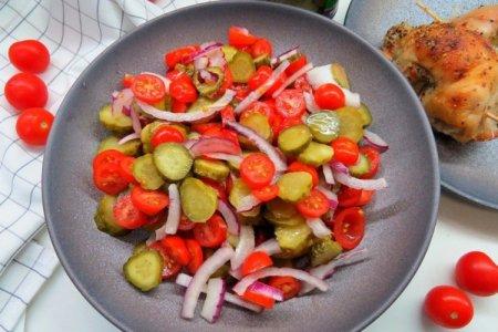 Салат с помидорами и маринованными огурцами