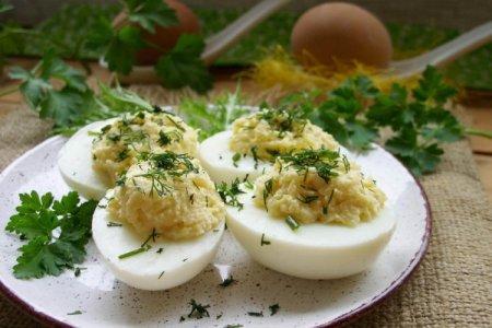 Яйца фаршированные беконом жареным и сыром рецепт с фото