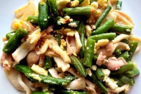 Салат из стручковой фасоли с кальмарами