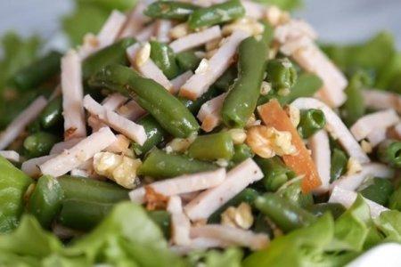 Салат из стручковой фасоли с ветчиной и грушей