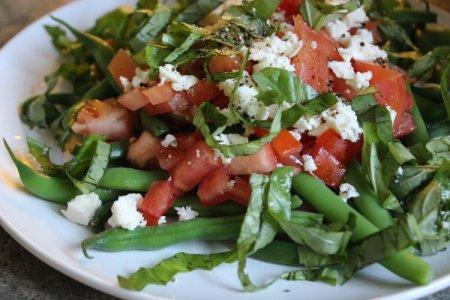 Салат из стручковой фасоли, картофеля и помидоров