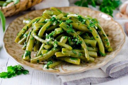 Салат из стручковой фасоли с зеленью