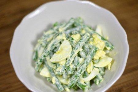 Салат из стручковой фасоли и творожного сыра
