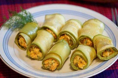 Рулетики из кабачков с морковью и яйцом