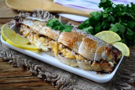 Запеченная скумбрия с овощами и грибами