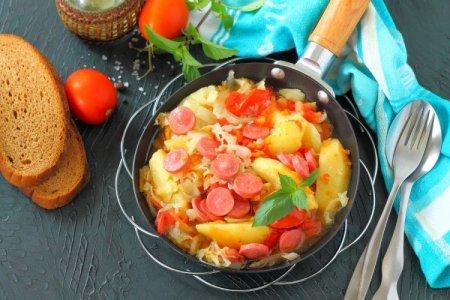 Капуста тушеная с сосисками на сковороде с томатной пастой рецепт с фото