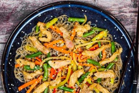 Рецепт фунчозы с курицей и овощами пошагово с фото в домашних условиях