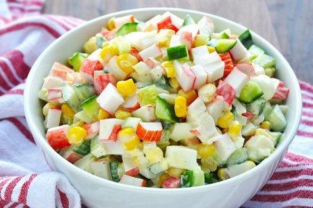 Крабовый салат с огурцами Крабовый салат с огурцами