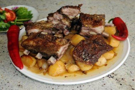 Рецепт ребрышек свиных с картошкой в горшочках в духовке рецепт с фото