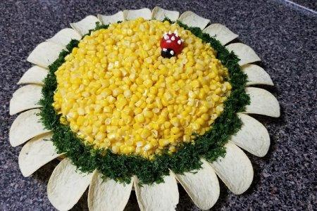 20 салатов с чипсами, которые разнообразят ваше меню