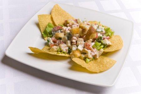 20 салатов с чипсами, которые разнообразят ваше меню