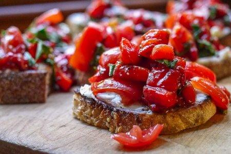 Брускетта с творожным сыром и запеченным перцем Брускетта с творожным сыром и запеченным перцем