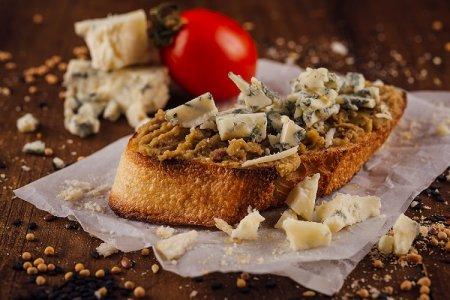 Брускетта с оливками и сыром с плесенью Брускетта с оливками и сыром с плесенью