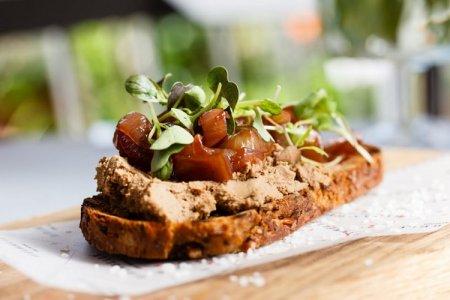 Брускетта с куриным паштетом и жареным луком Брускетта с куриным паштетом и жареным луком