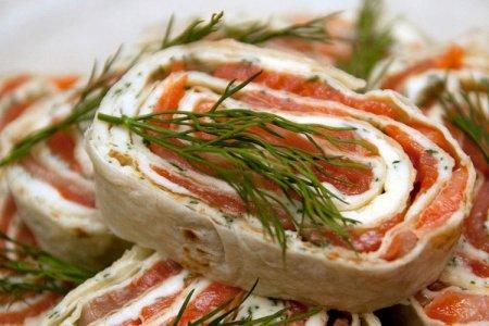 Лаваш с красной рыбой и творожным сыром и огурцом рецепт с фото