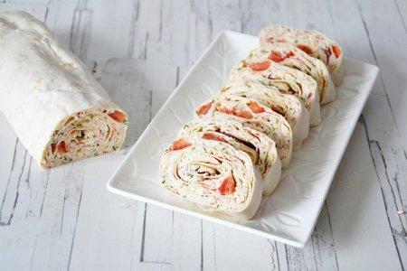 Рулетики с семгой и сливочным сыром