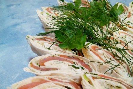 Рулетики с семгой и сливочным сыром