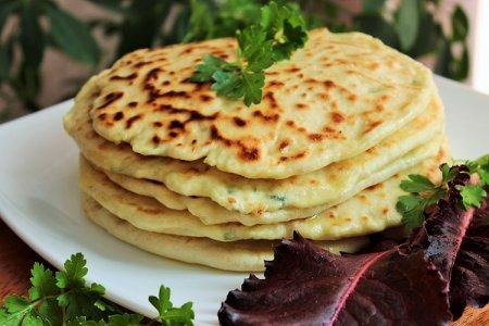 Чесночные лепешки с сыром на сковороде