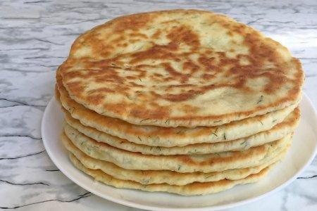 Жареные лепешки на кефире с зеленью Жареные лепешки на кефире с зеленью