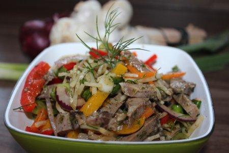 Салат кавказский с говядиной и болгарским перцем и соленым огурцом рецепт с фото