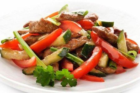 Салат с болгарским перцем и говядиной
