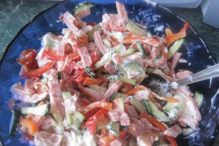 Салат с болгарским перцем, ветчиной и сыром