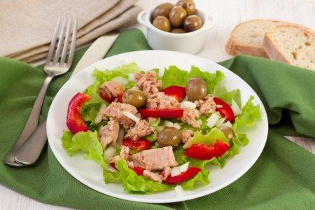 Салат с болгарским перцем и тунцом