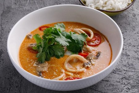 Ароматный том ям с кальмарами